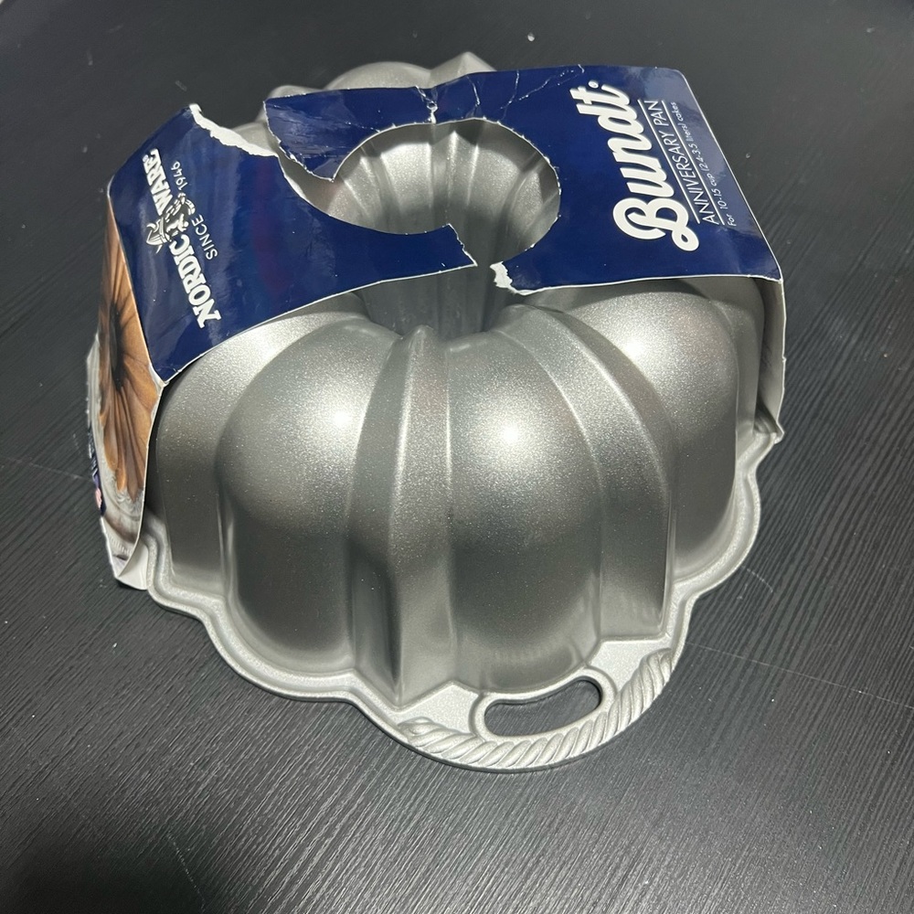 Nordic Ware NORDIC WARE For 10-15Cup(2.4-3.5 liters) Cake Bundt Anniversary Pan - Picture 8 of 10